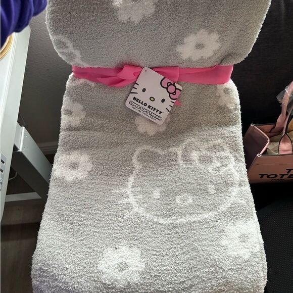 Hello Kitty Super Soft Plush Throw 50" x 60” - Picture 4 of 4